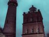 Kap Arkona - Neuer Leuchtturm (links). Am 27. Juni 1894 entstanden die PlÃ¤ne fÃ¼r ein elektrisch gespeistes Leuchtfeuer als Ersatz fÃ¼r den Schinkelturm (rechts). Dieser wurde 1826/27 nach PlÃ¤nen der preuÃischen Oberbaudeputation in Backsteinbauweise erbaut. Der Entwurf wird meist Karl Friedrich Schinkel zugeschrieben. Schinkel wurde jedoch in einem 1828 erschienenen Druckwerk Ã¼ber die âBauausfÃ¼hrungen des PreuÃischen Staatesâ nicht erwÃ¤hnt, in welchem der Oberbaurat August Adolph GÃ¼nther den Leuchtturm einen âEntwurf der KÃ¶nigl. Ober-Bau-Deputationâ nannte.