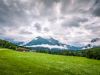Vom Ostufer des Bodensees fÃ¼hrt die Deutsche AlpenstraÃe Ã¼ber 450 Kilometer durch die Bayerischen Alpen bis zum KÃ¶nigssee im Berchtesgadener Land. An diesem und folgendem Tag leider wolkenverhangen. Hier bei Antenbichl.