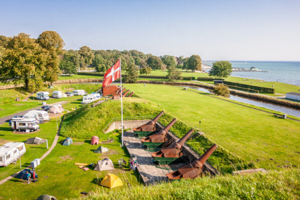 Datum: 2014:09:05 09:38:53 Charlottenlund Fort, ein Campingplatz befindet sich auf dem Gelände des alten Charlottenlund Fort, das 1886-87 errichtet wurde und bis 1932 als Seebefestigung diente.