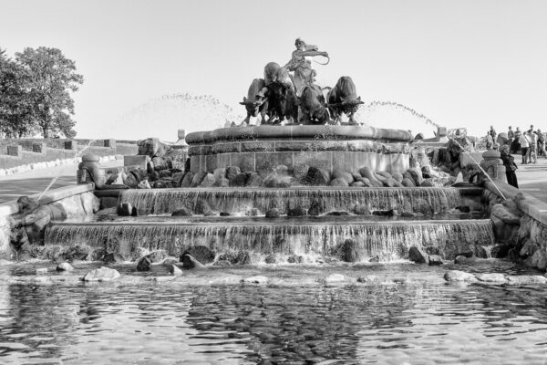 Datum: 2014:09:05 10:21:49 Gefion-Brunnen, erbaut 1908. Es ist das größte Denkmal in Kopenhagen und wird als Wunschbrunnen benutzt. Er zeigt die mythologische Gefion, die mit ihren zu Stieren verwandelten Söhnen, die Insel Seeland aus Schweden herauspflügt.