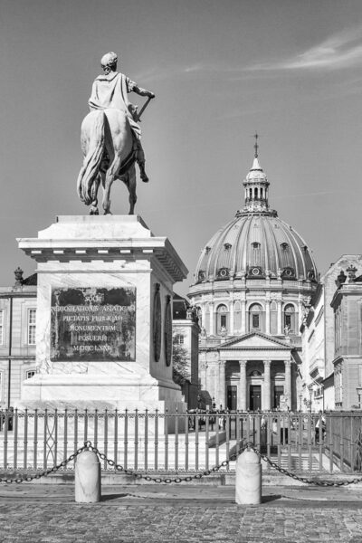Datum: 2014:09:05 10:39:32 Reiterstatue Friedrich V. (1771), im Hintergrund die Frederikskirche, oft auch Marmorkirche genannt. Die begehbare Kuppel durchmisst 31 m, ruht auf 12 Säulen und ist die größte an einem Kirchengebäude in Skandinavien. 1749 begonnen, fristete sie wegen überlastetem Staatshaushalt lange ein Dasein als Bauruine, bis sie schliesslich doch am  am 19. August 1894 geweiht werden konnte.