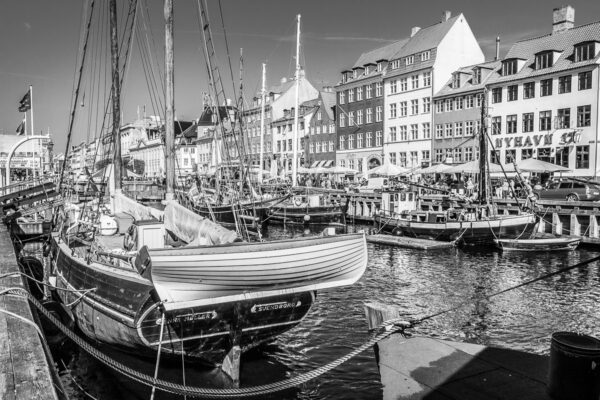Datum: 2014:09:05 11:13:13 Der Nyhavn (dänisch für „neuer Hafen”) ist ein zentraler Hafen in der dänischen Hauptstadt Kopenhagen und eine der wichtigsten Sehenswürdigkeiten der Stadt. Soldaten begannen im September 1671 mit den ersten Grabungen. Zwei Jahre später, am 19. Oktober 1673, endeten die Arbeiten mit der Schleifung des Dammes und der neue Kanal konnte geflutet werden.