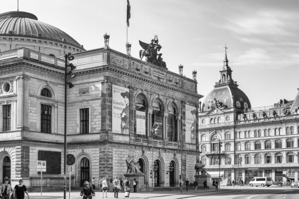Datum: 2014:09:05 11:17:51 Det Kongelige Teater (dt. Königlich Dänisches Theater) ist das dänische Staatstheater in Kopenhagen. Die Grundsteinlegung am Kongens Nytorv erfolgte am 18. Oktober 1872, die Einweihung fand am 15. Oktober 1874 statt. Bereits die Vorgängerbauten hatten sich an diesem Platz befunden. Der Zuschauerraum fasst 1.600 Besucher und besitzt zudem eine Loge für die königliche Familie.