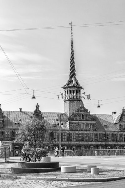 Datum: 2014:09:05 11:25:48 Børsen ist die ehemalige Börse in der Innenstadt von Kopenhagen. Bis 1974 wurden hier die Geschäfte der Kopenhagener Fondbörse  getätigt. Heute wird sie als Bürogebäude genutzt.
Im Auftrag von König Christian IV. wurde das Gebäude zwischen 1619 und 1640 im Stil der Niederländischen Renaissance errichtet.
