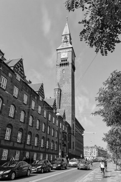 Datum: 2014:09:05 11:50:57 Das Kopenhagener Rathaus (Københavns Rådhus) wurde ab 1892 nach Plänen des Architekten Martin Nyrop im nationalromantischen Stil errichtet. Es wurde am 12. September 1905 als sechstes Rathaus der Stadtgeschichte eingeweiht. Seit 1981 steht es unter Denkmalschutz. Der Rathausturm misst 105,6 Meter.
