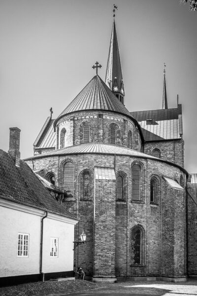 Datum: 2014:09:05 13:46:53 Der Dom zu Roskilde ist der erste gotische Dom Skandinaviens aus Backstein. Der Bau der Backsteinkirche wurde in den 1170er Jahren im romanischen Stil begonnen und um 1280 mit dem gotischen Chor beendet. In den folgenden Jahrhunderten wurden mehrere Kapellen innerhalb und außerhalb der Kirche angebaut. Ursprünglich diversen Heiligen gewidmet, wurden sie später durch Grabkapellen und Mausoleen der Könige im jeweiligen Stil der Zeit ersetzt.