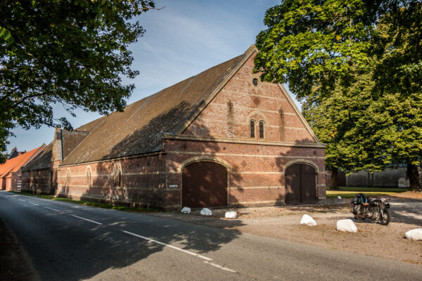 Datum: 2014:09:05 16:43:52 Vemmetofte Kloster hieß früher "Vemmetofte Adelige Jomfrukloster" (Stift für adlige Fräulein). Jahrhundertelang war Vemmetofte ein Adelssitz im Besitz von Angehörigen der vornehmsten Familien des Landes. 1694 erwarb die Königin Christians V., Charlotte Amalie, den Herrensitz im Zuge größerer Gutskäufe in der Gegend. Sie erwog, ein Stift für adlige Fräulein in Vemmetofte zu errichten, starb aber, bevor sie ihren Gedanken in die Tat umsetzen konnte, im Jahre 1714.