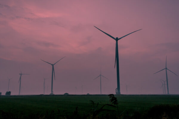 Datum: 2014:09:06 20:01:12 Zwischen Tönning und Heide hängen tiefe Wolken und Nebelschwaden, Reste eines Gewitters. Die Abendsonne tauchte alles in ein rötliches Licht, was eine fernöstliche Stimmung ergab. Nur die hohe Luftfeuchtigkeit fellte noch passend zum Feeling.