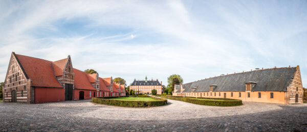 Datum: 2014:09:05 16:48:05 Vemmetofte Kloster hieß früher "Vemmetofte Adelige Jomfrukloster" (Stift für adlige Fräulein). Jahrhundertelang war Vemmetofte ein Adelssitz im Besitz von Angehörigen der vornehmsten Familien des Landes. 1694 erwarb die Königin Christians V., Charlotte Amalie, den Herrensitz im Zuge größerer Gutskäufe in der Gegend. Sie erwog, ein Stift für adlige Fräulein in Vemmetofte zu errichten, starb aber, bevor sie ihren Gedanken in die Tat umsetzen konnte, im Jahre 1714.
