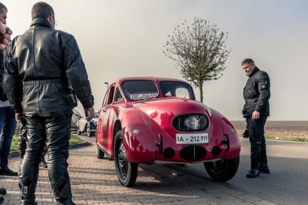 Datum: 2014:10:03 10:02:59 Sammelpunkt der Oldtimer an der Anshclußstelle Wolfen