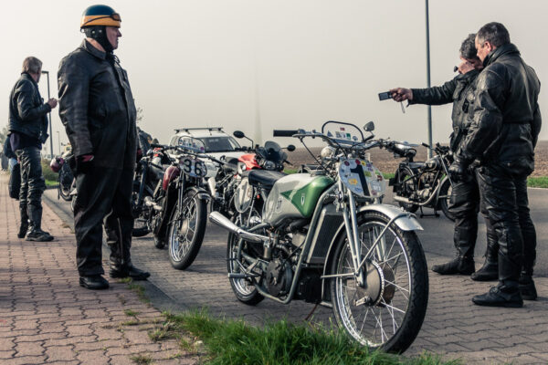 Datum: 2014:10:03 09:58:01 Sammelpunkt der Oldtimer an der Anshclußstelle Wolfen