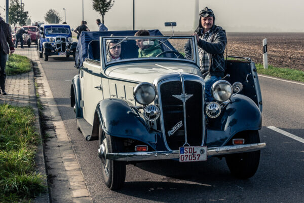 Datum: 2014:10:03 10:06:58 Sammelpunkt der Oldtimer an der Anshclußstelle Wolfen
