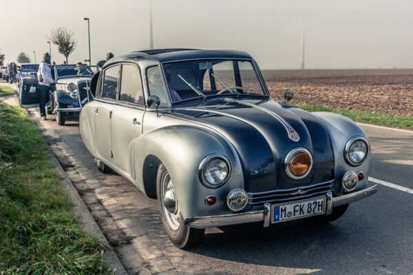 Datum: 2014:10:03 10:07:39 Sammelpunkt der Oldtimer an der Anshclußstelle Wolfen