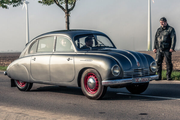 Datum: 2014:10:03 10:15:12 Sammelpunkt der Oldtimer an der Anshclußstelle Wolfen