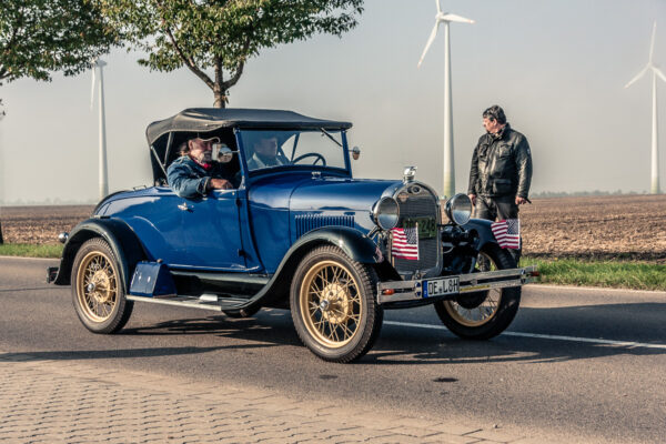 Datum: 2014:10:03 10:15:56 Sammelpunkt der Oldtimer an der Anshclußstelle Wolfen