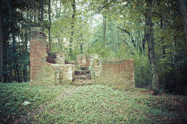 Datum: 2014:10:19 17:35:32 Das Küchengebäude neben der Solitüde wurde von Friedrich Wilhelm von Erdmannsdorff 1777–1784 als Wirtschaftsgebäude errichtet und erhielt die Form eines ruinösen römischen Grabmales.