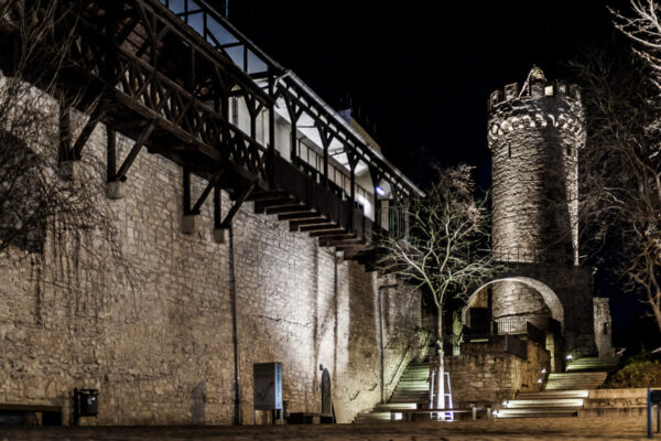 Datum: 2015:04:03 22:58:55 Der Pulverturm an der Nordwestecke der Stadtmauer ist etwa 20 m hoch und hat 4 Geschosse mit Umgang. Zusammen mit dem rekonstruierten Wehrgang, dem Haus auf der Mauer und dem Johannistor ist dies der größte noch erhaltene Teil der früheren Jenaer Stadtbefestigung.