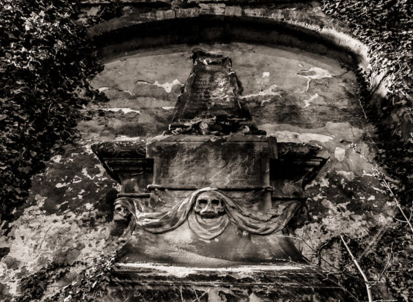 Datum: 2015:04:03 23:43:16 Johannisfriedhof Jena - Der Friedhof wurde im Mittelalter wahrscheinlich im Zuge der planmäßigen Stadtanlage Jenas außerhalb der Stadtmauern errichtet. Seit den 1940er Jahren wurden keine weitere Grabstätten angelegt und seit 1978 wird der Johannisfriedhof nur mehr als Park genutzt.