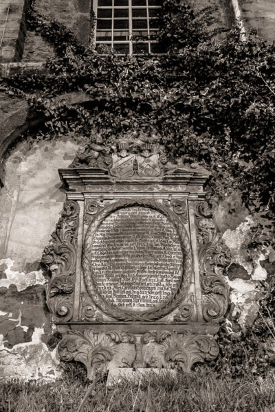 Datum: 2015:04:03 23:45:38 Johannisfriedhof Jena - Der Friedhof wurde im Mittelalter wahrscheinlich im Zuge der planmäßigen Stadtanlage Jenas außerhalb der Stadtmauern errichtet. Seit den 1940er Jahren wurden keine weitere Grabstätten angelegt und seit 1978 wird der Johannisfriedhof nur mehr als Park genutzt.