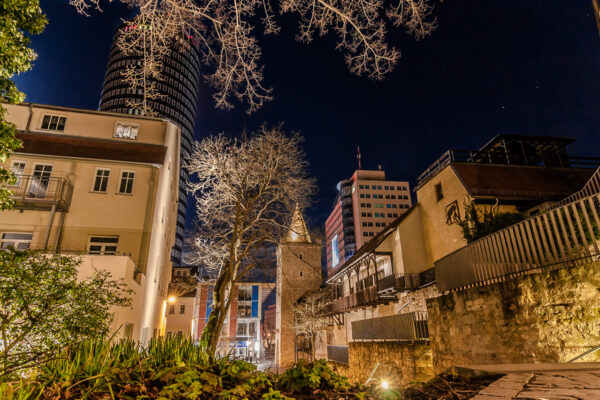 Datum: 2015:04:03 23:06:47 Das Johannistor ist das einzig noch weitgehend erhaltene Stadttor im thüringischen Jena. Als Teil der alten Stadtmauer ist es über einem rekonstruierten Wehrgang mit dem Pulverturm verbunden. Erst zu Anfang des 19. Jahrhunderts, als Folge der zunehmenden Verkehrsbelastung, wurde das äußere Vortor entfernt.[1] Bis zum Abriss der Häuser auf der Südseite der Johannisstraße um 1968 war das Johannistor der einzige westliche Zugang der Jenaer Altstadt.