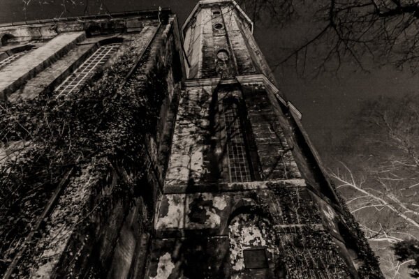 Datum: 2015:04:03 23:47:35 Johannisfriedhof Jena - Der Friedhof wurde im Mittelalter wahrscheinlich im Zuge der planmäßigen Stadtanlage Jenas außerhalb der Stadtmauern errichtet. Seit den 1940er Jahren wurden keine weitere Grabstätten angelegt und seit 1978 wird der Johannisfriedhof nur mehr als Park genutzt.