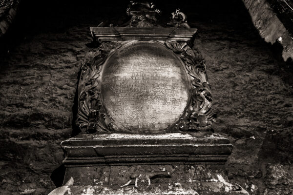 Datum: 2015:04:03 23:51:00 Johannisfriedhof Jena - Der Friedhof wurde im Mittelalter wahrscheinlich im Zuge der planmäßigen Stadtanlage Jenas außerhalb der Stadtmauern errichtet. Seit den 1940er Jahren wurden keine weitere Grabstätten angelegt und seit 1978 wird der Johannisfriedhof nur mehr als Park genutzt.