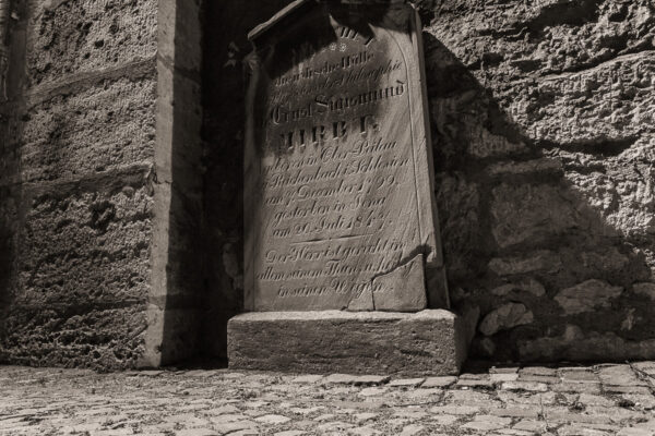 Datum: 2015:04:03 23:12:28 Johannisfriedhof Jena - Der Friedhof wurde im Mittelalter wahrscheinlich im Zuge der planmäßigen Stadtanlage Jenas außerhalb der Stadtmauern errichtet. Seit den 1940er Jahren wurden keine weitere Grabstätten angelegt und seit 1978 wird der Johannisfriedhof nur mehr als Park genutzt.