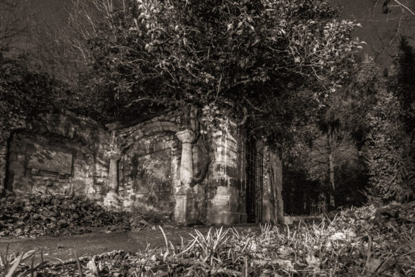 Datum: 2015:04:03 23:18:11 Johannisfriedhof Jena - Der Friedhof wurde im Mittelalter wahrscheinlich im Zuge der planmäßigen Stadtanlage Jenas außerhalb der Stadtmauern errichtet. Seit den 1940er Jahren wurden keine weitere Grabstätten angelegt und seit 1978 wird der Johannisfriedhof nur mehr als Park genutzt.