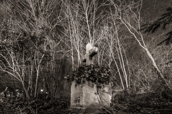 Datum: 2015:04:03 23:25:22 Johannisfriedhof Jena - Der Friedhof wurde im Mittelalter wahrscheinlich im Zuge der planmäßigen Stadtanlage Jenas außerhalb der Stadtmauern errichtet. Seit den 1940er Jahren wurden keine weitere Grabstätten angelegt und seit 1978 wird der Johannisfriedhof nur mehr als Park genutzt.