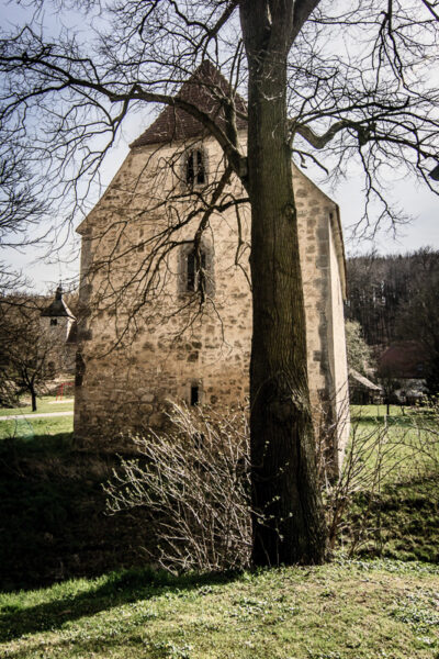 Datum: 2015:04:12 15:29:27 Gotische Haus Burgheßler - Das Gotische Haus Burghessler wurde 1493 erbaut. Die Geschichte der Nutzung liegt zum größten Teil noch im Dunklen. Vermutlich wurde es als Adelssitz des Geschlechtes derer von Hessler und Burkersroda errichtet.