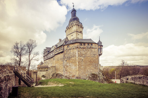 Datum: 2015:04:18 11:43:55 Burg Falkenstein - Die Anlage wurde zwischen 1120 und 1180 erbaut und seitdem vielfach verändert, hat jedoch den Charakter einer mittelalterlichen Burganlage bewahrt. Aufgrund der günstigen Lage konnte sie niemals erobert werden.
Ihre Entstehung verdankt Burg Falkenstein der Sage nach einem Mordfall: Im Streit hatte Egeno II. von Konradsburg um die Zeit 1080 den Grafen Adalbert II. von Ballenstedt erschlagen, woraufhin der Stammsitz des Mörders in ein Kloster umgewandelt werden sollte. Der Sohn Egenos, Burchard von Konradsburg, ließ daraufhin die neue Burg Falkenstein errichten.