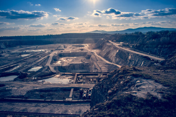 Datum: 2015:04:18 18:28:44 Der Kalksteintagebau Elbingerode wurde 1971 begonnen. Bis heute versorgt er die Werke Rübeland und Hornberg mit Kalkstein.