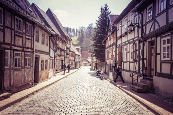 Datum: 2015:04:19 11:31:18 Luftkurort sowie Historische Europastadt Stolberg. Der Ort entstand um das Jahr 1000 als Bergmannssiedlung, wobei bereits seit 794 in der Gegend Bergbau nachweisbar ist. Schon in alten Zeiten wurden hier Eisen, Kupfer, Silber, Zinn und Gold gefördert. Die erste urkundliche Erwähnung stammt aus dem Jahre 1210 in Zusammenhang mit dem hier ansässigen Grafengeschlecht. Vor 1300 wurde Stolberg das Stadtrecht verliehen. Die Stadt war von Anfang an Residenz der Grafen zu Stolberg.