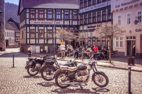 Datum: 2015:04:19 11:40:48 Luftkurort sowie Historische Europastadt Stolberg. Der Ort entstand um das Jahr 1000 als Bergmannssiedlung, wobei bereits seit 794 in der Gegend Bergbau nachweisbar ist. Schon in alten Zeiten wurden hier Eisen, Kupfer, Silber, Zinn und Gold gefördert. Die erste urkundliche Erwähnung stammt aus dem Jahre 1210 in Zusammenhang mit dem hier ansässigen Grafengeschlecht. Vor 1300 wurde Stolberg das Stadtrecht verliehen. Die Stadt war von Anfang an Residenz der Grafen zu Stolberg.