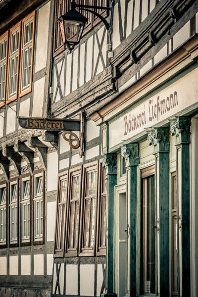 Datum: 2015:04:19 11:43:34 Luftkurort sowie Historische Europastadt Stolberg. Der Ort entstand um das Jahr 1000 als Bergmannssiedlung, wobei bereits seit 794 in der Gegend Bergbau nachweisbar ist. Schon in alten Zeiten wurden hier Eisen, Kupfer, Silber, Zinn und Gold gefördert. Die erste urkundliche Erwähnung stammt aus dem Jahre 1210 in Zusammenhang mit dem hier ansässigen Grafengeschlecht. Vor 1300 wurde Stolberg das Stadtrecht verliehen. Die Stadt war von Anfang an Residenz der Grafen zu Stolberg.