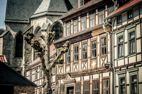 Datum: 2015:04:19 11:45:34 Luftkurort sowie Historische Europastadt Stolberg. Der Ort entstand um das Jahr 1000 als Bergmannssiedlung, wobei bereits seit 794 in der Gegend Bergbau nachweisbar ist. Schon in alten Zeiten wurden hier Eisen, Kupfer, Silber, Zinn und Gold gefördert. Die erste urkundliche Erwähnung stammt aus dem Jahre 1210 in Zusammenhang mit dem hier ansässigen Grafengeschlecht. Vor 1300 wurde Stolberg das Stadtrecht verliehen. Die Stadt war von Anfang an Residenz der Grafen zu Stolberg.