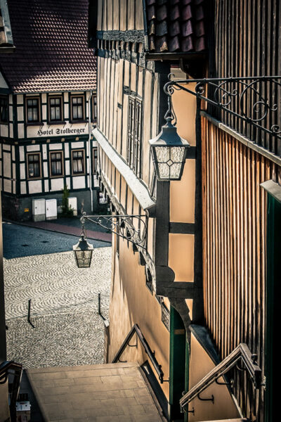 Datum: 2015:04:19 11:48:38 Luftkurort sowie Historische Europastadt Stolberg. Der Ort entstand um das Jahr 1000 als Bergmannssiedlung, wobei bereits seit 794 in der Gegend Bergbau nachweisbar ist. Schon in alten Zeiten wurden hier Eisen, Kupfer, Silber, Zinn und Gold gefördert. Die erste urkundliche Erwähnung stammt aus dem Jahre 1210 in Zusammenhang mit dem hier ansässigen Grafengeschlecht. Vor 1300 wurde Stolberg das Stadtrecht verliehen. Die Stadt war von Anfang an Residenz der Grafen zu Stolberg.