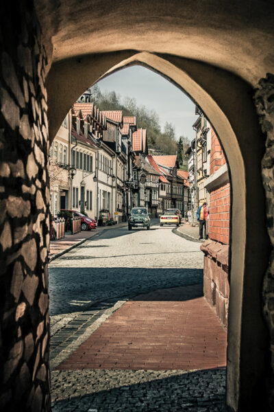 Datum: 2015:04:19 12:13:21 Luftkurort sowie Historische Europastadt Stolberg. Der Ort entstand um das Jahr 1000 als Bergmannssiedlung, wobei bereits seit 794 in der Gegend Bergbau nachweisbar ist. Schon in alten Zeiten wurden hier Eisen, Kupfer, Silber, Zinn und Gold gefördert. Die erste urkundliche Erwähnung stammt aus dem Jahre 1210 in Zusammenhang mit dem hier ansässigen Grafengeschlecht. Vor 1300 wurde Stolberg das Stadtrecht verliehen. Die Stadt war von Anfang an Residenz der Grafen zu Stolberg.