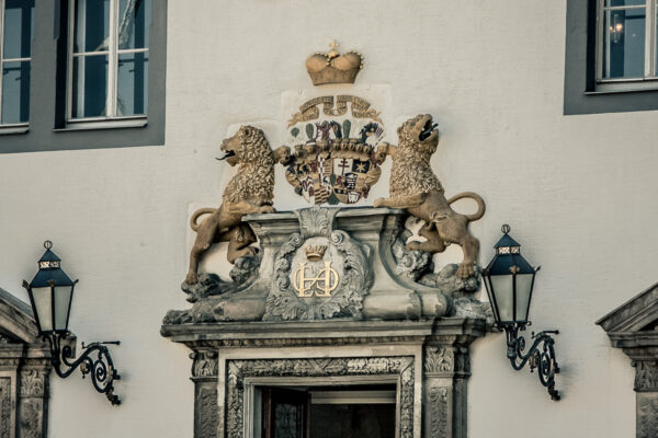 Datum: 2015:04:19 12:38:29 Schloss Stolberg - Sein ältester Bauteil, der Rundturm, stammt aus der Zeit um 1200, die neueren Teile wurden im Stil der Renaissance zwischen 1539 und 1547 nach den Plänen von Andreas Günther erbaut. Im Südostflügel befinden sich das klassizistische Große Empfangszimmer und der Rote Saal nach einem Entwurf von Karl Friedrich Schinkel. Sein heutiges Aussehen erhielt das Schloss durch Umbauten zwischen 1690 und 1700. Dabei wurden die ehemaligen Wehranlagen in Gärten umgewandelt. Im 19. und 20. Jahrhundert erhielten die Räume im Obergeschoss historistische Neuausstattungen. Bis zur Enteignung 1945 befand sich das Schloss im Besitz der Familie Fürst zu Stolberg-Stolberg. Ab 1947 wurde das Schloss als FDGB-Ferienheim genutzt. Für diesen Zweck ausgeführte Umbauten sowie zahlreiche Gäste hinterließen umfangreiche Spuren in Bausubstanz und Erscheinungsbild des Inneren der Anlage.