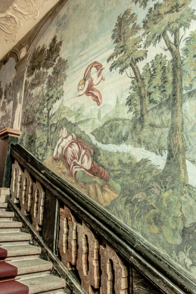 Datum: 2015:04:19 12:44:49 Schloss Stolberg - Sein ältester Bauteil, der Rundturm, stammt aus der Zeit um 1200, die neueren Teile wurden im Stil der Renaissance zwischen 1539 und 1547 nach den Plänen von Andreas Günther erbaut. Im Südostflügel befinden sich das klassizistische Große Empfangszimmer und der Rote Saal nach einem Entwurf von Karl Friedrich Schinkel. Sein heutiges Aussehen erhielt das Schloss durch Umbauten zwischen 1690 und 1700. Dabei wurden die ehemaligen Wehranlagen in Gärten umgewandelt. Im 19. und 20. Jahrhundert erhielten die Räume im Obergeschoss historistische Neuausstattungen. Bis zur Enteignung 1945 befand sich das Schloss im Besitz der Familie Fürst zu Stolberg-Stolberg. Ab 1947 wurde das Schloss als FDGB-Ferienheim genutzt. Für diesen Zweck ausgeführte Umbauten sowie zahlreiche Gäste hinterließen umfangreiche Spuren in Bausubstanz und Erscheinungsbild des Inneren der Anlage.