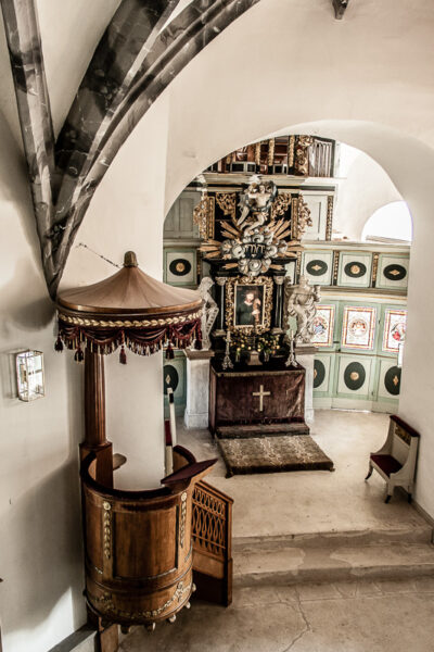 Datum: 2015:04:19 12:47:55 Schloss Stolberg - Sein ältester Bauteil, der Rundturm, stammt aus der Zeit um 1200, die neueren Teile wurden im Stil der Renaissance zwischen 1539 und 1547 nach den Plänen von Andreas Günther erbaut. Im Südostflügel befinden sich das klassizistische Große Empfangszimmer und der Rote Saal nach einem Entwurf von Karl Friedrich Schinkel. Sein heutiges Aussehen erhielt das Schloss durch Umbauten zwischen 1690 und 1700. Dabei wurden die ehemaligen Wehranlagen in Gärten umgewandelt. Im 19. und 20. Jahrhundert erhielten die Räume im Obergeschoss historistische Neuausstattungen. Bis zur Enteignung 1945 befand sich das Schloss im Besitz der Familie Fürst zu Stolberg-Stolberg. Ab 1947 wurde das Schloss als FDGB-Ferienheim genutzt. Für diesen Zweck ausgeführte Umbauten sowie zahlreiche Gäste hinterließen umfangreiche Spuren in Bausubstanz und Erscheinungsbild des Inneren der Anlage.