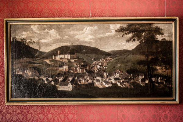 Datum: 2015:04:19 12:50:37 Schloss Stolberg - Sein ältester Bauteil, der Rundturm, stammt aus der Zeit um 1200, die neueren Teile wurden im Stil der Renaissance zwischen 1539 und 1547 nach den Plänen von Andreas Günther erbaut. Im Südostflügel befinden sich das klassizistische Große Empfangszimmer und der Rote Saal nach einem Entwurf von Karl Friedrich Schinkel. Sein heutiges Aussehen erhielt das Schloss durch Umbauten zwischen 1690 und 1700. Dabei wurden die ehemaligen Wehranlagen in Gärten umgewandelt. Im 19. und 20. Jahrhundert erhielten die Räume im Obergeschoss historistische Neuausstattungen. Bis zur Enteignung 1945 befand sich das Schloss im Besitz der Familie Fürst zu Stolberg-Stolberg. Ab 1947 wurde das Schloss als FDGB-Ferienheim genutzt. Für diesen Zweck ausgeführte Umbauten sowie zahlreiche Gäste hinterließen umfangreiche Spuren in Bausubstanz und Erscheinungsbild des Inneren der Anlage.