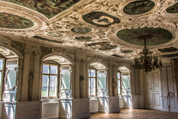 Datum: 2015:04:19 12:57:41 Schloss Stolberg - Sein ältester Bauteil, der Rundturm, stammt aus der Zeit um 1200, die neueren Teile wurden im Stil der Renaissance zwischen 1539 und 1547 nach den Plänen von Andreas Günther erbaut. Im Südostflügel befinden sich das klassizistische Große Empfangszimmer und der Rote Saal nach einem Entwurf von Karl Friedrich Schinkel. Sein heutiges Aussehen erhielt das Schloss durch Umbauten zwischen 1690 und 1700. Dabei wurden die ehemaligen Wehranlagen in Gärten umgewandelt. Im 19. und 20. Jahrhundert erhielten die Räume im Obergeschoss historistische Neuausstattungen. Bis zur Enteignung 1945 befand sich das Schloss im Besitz der Familie Fürst zu Stolberg-Stolberg. Ab 1947 wurde das Schloss als FDGB-Ferienheim genutzt. Für diesen Zweck ausgeführte Umbauten sowie zahlreiche Gäste hinterließen umfangreiche Spuren in Bausubstanz und Erscheinungsbild des Inneren der Anlage.