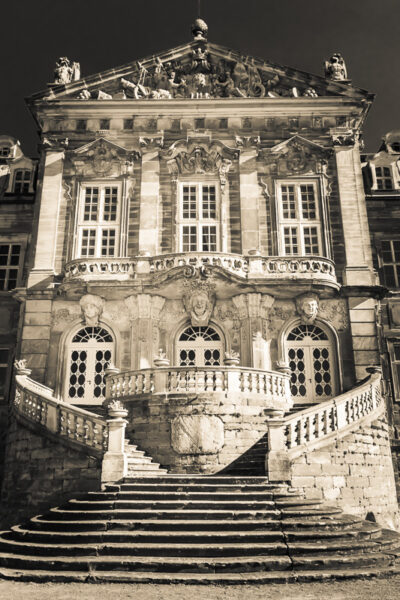 Datum: 2015:04:19 16:57:48 Das Schloss Burgscheidungen ist ein barockes Schloss im gleichnamigen Ort im Burgenlandkreis in Sachsen-Anhalt. Die hoch über der Unstrut liegende Anlage geht auf eine wohl im 8. Jahrhundert gegründete Burg zurück. Das Schloss und der Schlossgarten gehören heute zum Projekt Gartenträume Sachsen-Anhalt.