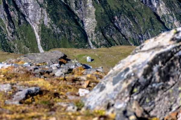Datum: 2015:08:30 10:29:40 Larmkogel (3017m) - Blick hinunter zur Neuen Thüringer Hütte