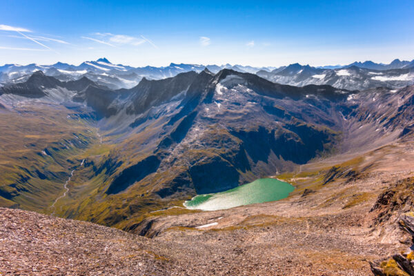 Datum: 2015:08:30 10:35:40 Larmkogel (3017m) - Blick hinunter zum Kratzenbergsee. Er ist der größte natürliche Bergsee in den Hohen Tauern und ein Naturdenkmal. In seiner unmittelbaren Nähe liegt die Neue Fürther Hütte.
