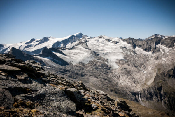 Datum: 2015:08:30 11:43:00 Larmkogel (3017m) - Blick zum Habachkees und im Hintergrund Großvenediger (3666m)