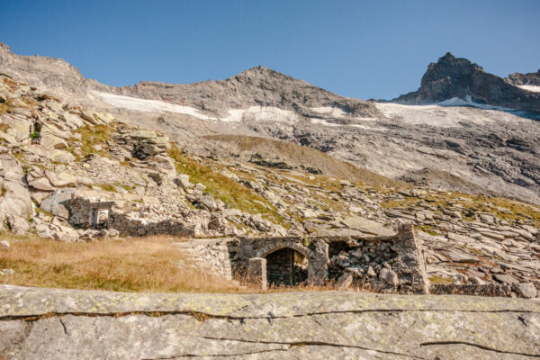 Datum: 2015:08:30 16:52:15 Etwa 160 Meter südwestlich der Neuen Thüringer Hütte stand bis zum Winter 1913/1914 die Habachhütte, die durch eine Staublawine bis auf die Grundmauern zerstört worden war. Diese hatte die Sektion Berlin 1897/1898 erbaut.
Nachdem die Sektion Weimar das Grundstück 1922 erworben hatte, wurde die (Alte) Thüringer Hütte 1925 bis 1926 von zehn Thüringer Sektionen des DAV (Apolda, Hildburghausen, Jena, Meiningen, Pössneck, Rudolstadt, Saalfeld/Saale, Schleiz, Schmalkalden, Weimar), die sich zu einem Gauverband zusammgeschlossen hatten, erbaut.
Im April 1968 wird die Thüringer Hütte abermals durch eine Lawine zerstört. Die Bauarbeiten für die Neue Thüringer Hütte begannen 1971 an einem lawinensicheren Standort etwa einen Kilometer entfernt auf der Großen Weitalm. Diese wurden 1972 abgeschlossen. Seit 2002 befindet sich die Neue Thüringer Hütte im Besitz des Vereins Neue Thüringer Hütte.