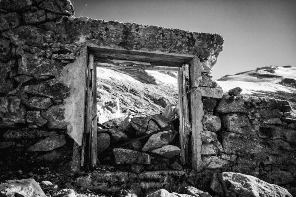 Datum: 2015:08:30 16:54:43 Etwa 160 Meter südwestlich der Neuen Thüringer Hütte stand bis zum Winter 1913/1914 die Habachhütte, die durch eine Staublawine bis auf die Grundmauern zerstört worden war. Diese hatte die Sektion Berlin 1897/1898 erbaut.
Nachdem die Sektion Weimar das Grundstück 1922 erworben hatte, wurde die (Alte) Thüringer Hütte 1925 bis 1926 von zehn Thüringer Sektionen des DAV (Apolda, Hildburghausen, Jena, Meiningen, Pössneck, Rudolstadt, Saalfeld/Saale, Schleiz, Schmalkalden, Weimar), die sich zu einem Gauverband zusammgeschlossen hatten, erbaut.
Im April 1968 wird die Thüringer Hütte abermals durch eine Lawine zerstört. Die Bauarbeiten für die Neue Thüringer Hütte begannen 1971 an einem lawinensicheren Standort etwa einen Kilometer entfernt auf der Großen Weitalm. Diese wurden 1972 abgeschlossen. Seit 2002 befindet sich die Neue Thüringer Hütte im Besitz des Vereins Neue Thüringer Hütte.