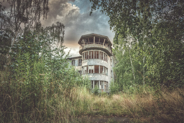 Der Flugplatz Brandis-Waldpolenz war ein deutscher Fliegerhorst im ehemaligen Muldentalkreis in Sachsen. Der Flugplatz wurde für die Blindflugschule 1934/1935 mit einer 1800 Meter langen und 80 Meter breiten Start- und Landebahn (SLB) erbaut. Der Flugplatz wurde unter anderem als Erprobungsplatz der Junkers AG in Dessau genutzt. In den Jahren 1944/45 wurde der Platz mehrfach durch die Air Forces bombardiert sowie durch ein deutsches Sprengkommando beschädigt. Ab 2. Juli 1945 von der Rote Armee besetzt.